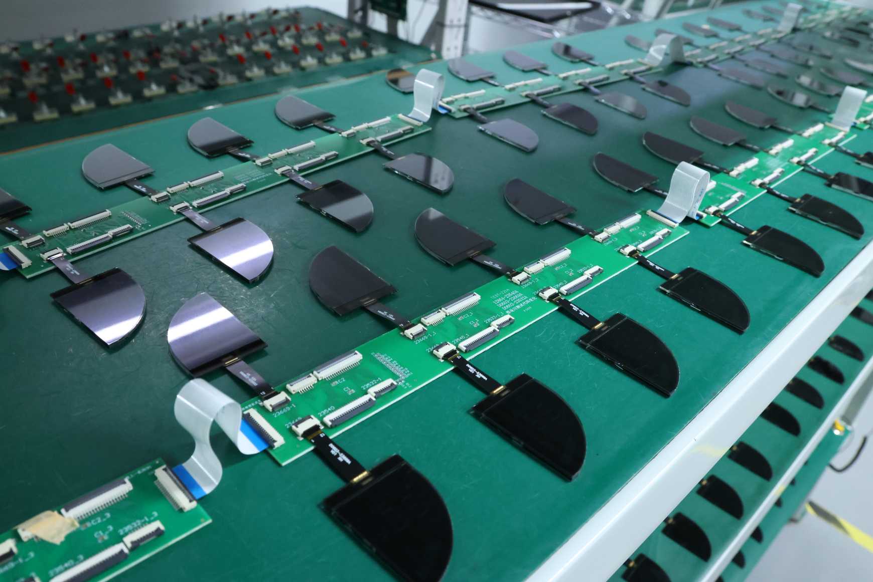 डिस्प्ले टेक्नोलोजीहरूको क्रस-उद्योग एकीकरणले सयौं-बिलियन-डलर बजारलाई प्रोत्साहित गर्दछ, चिनियाँ एलसीडी निर्माताहरूले अनुकूलन ट्र्याक कब्जा गर्न दौड गर्छन्