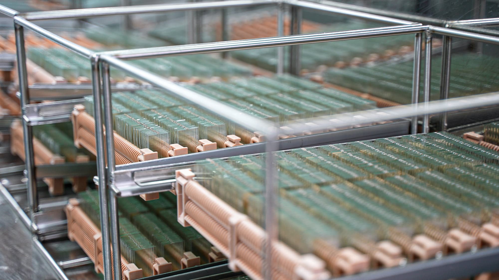 साना र मध्यम आकारको डिस्प्ले ट्र्याकमा प्रतिस्पर्धा तीव्र हुन्छ, चिनियाँ एलसीडी निर्माताहरूले विश्वव्यापी बजारहरू कब्जा गर्न अनुकूलनको लाभ उठाउँछन्